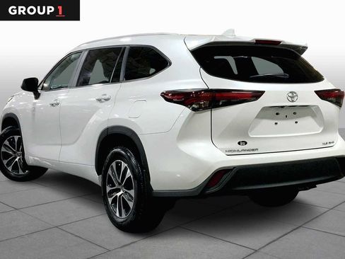 Used 2024 Toyota Highlander XLE image 12