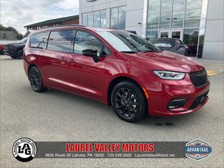 New 2025 Chrysler Pacifica Select w/ Fav Edition Package image 1