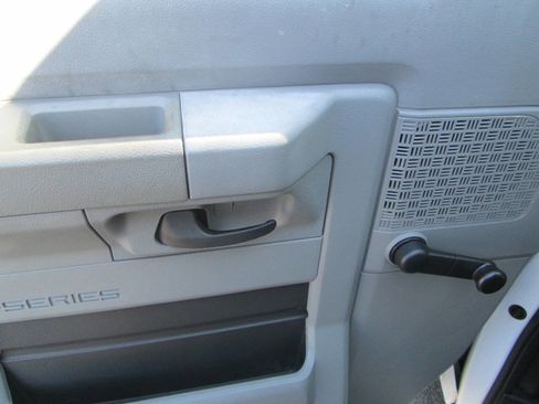Used 2014 Ford E-250 and Econoline 250 image 10
