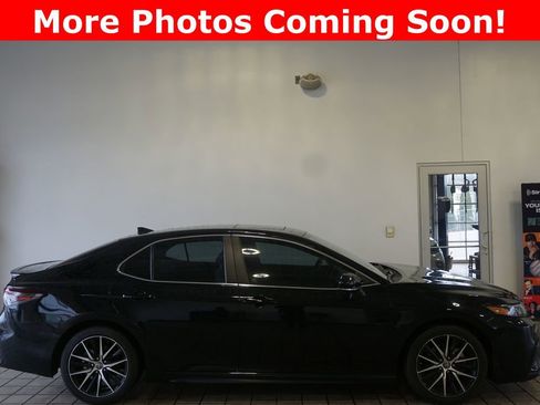 Used 2022 Toyota Camry SE w/ Convenience Package image 2