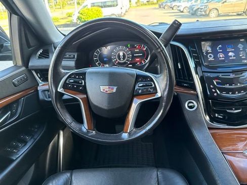 Used 2018 Cadillac Escalade Luxury AWD/4WD image 23