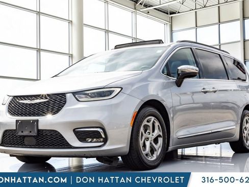 Used 2023 Chrysler Pacifica Limited FWD image 1