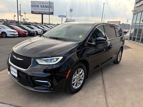 Used 2025 Chrysler Pacifica Select image 2