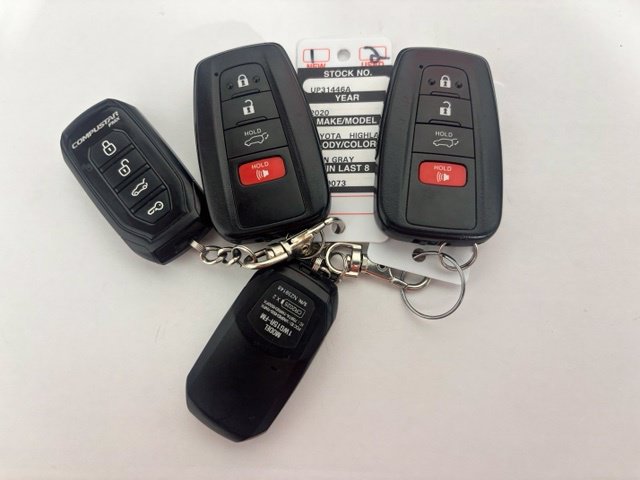 Used 2020 Toyota Highlander XLE AWD/4WD image 33