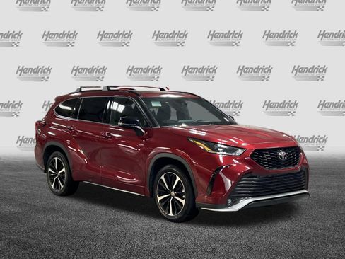 Used 2022 Toyota Highlander XSE FWD image 2