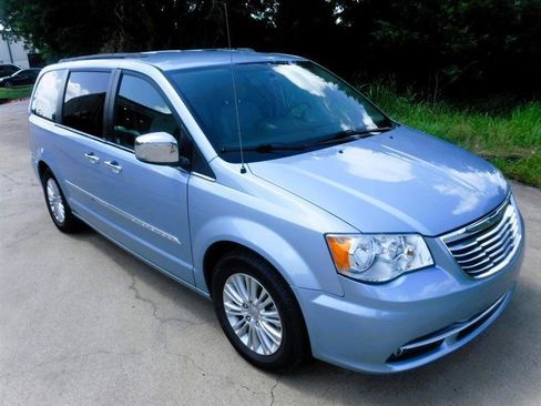 Used 2012 Chrysler Town & Country Touring-L w/ Premium Group FWD image 2