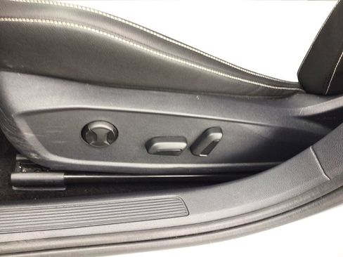 Used 2025 Volkswagen Jetta SE FWD image 19