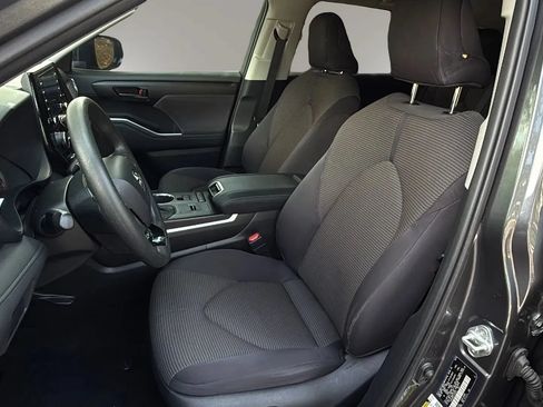 Used 2020 Toyota Highlander L FWD image 11
