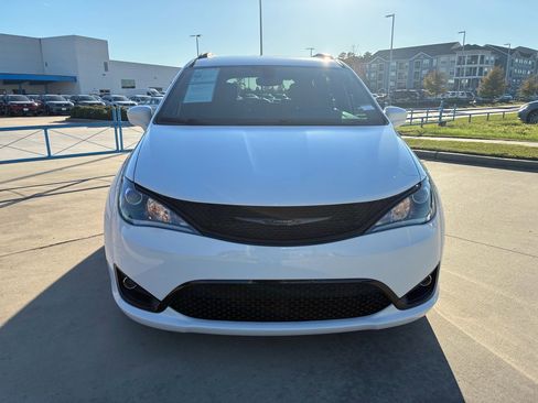 Used 2020 Chrysler Pacifica Touring-L Plus image 3