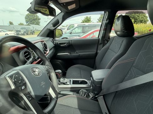 Used 2020 Toyota Tacoma TRD Sport AWD/4WD image 8