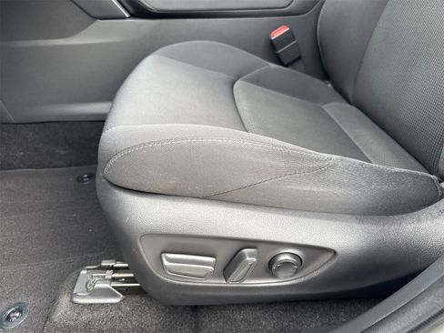 Used 2022 Toyota Venza LE image 18