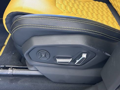 Used 2021 Lamborghini Urus AWD/4WD image 29