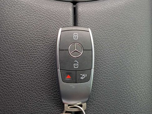 Used 2021 Mercedes-Benz GLC 300 4MATIC image 35