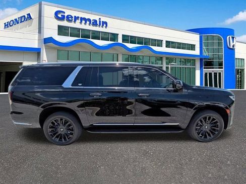 Used 2024 Cadillac Escalade ESV Premium Luxury AWD/4WD image 4