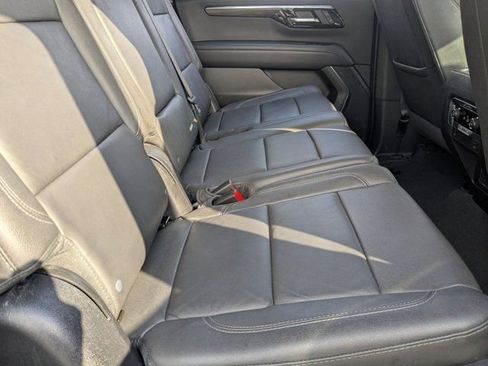 Used 2025 Chevrolet Suburban Z71 image 24