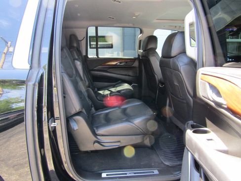 Used 2017 Cadillac Escalade ESV Luxury image 4