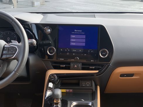 Certified 2025 Lexus NX 250 FWD w/ Towing Package (2000 Lbs) image 31