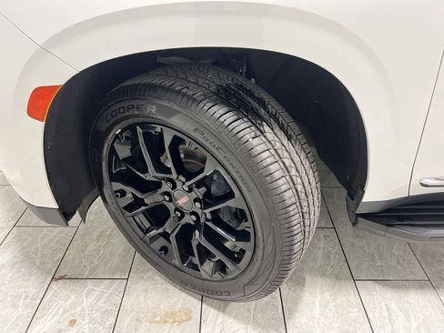 Used 2022 GMC Yukon SLT w/ SLT Luxury Package image 34