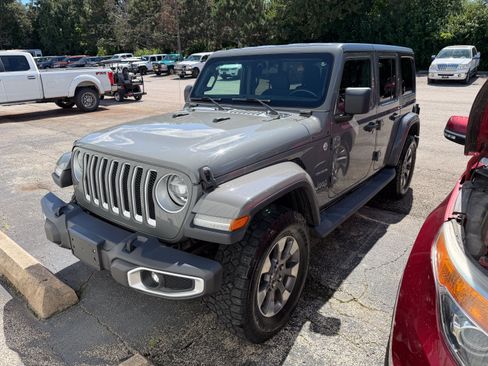 Used 2020 Jeep Wrangler Unlimited Sahara w/ Dual Top Group AWD/4WD image 4