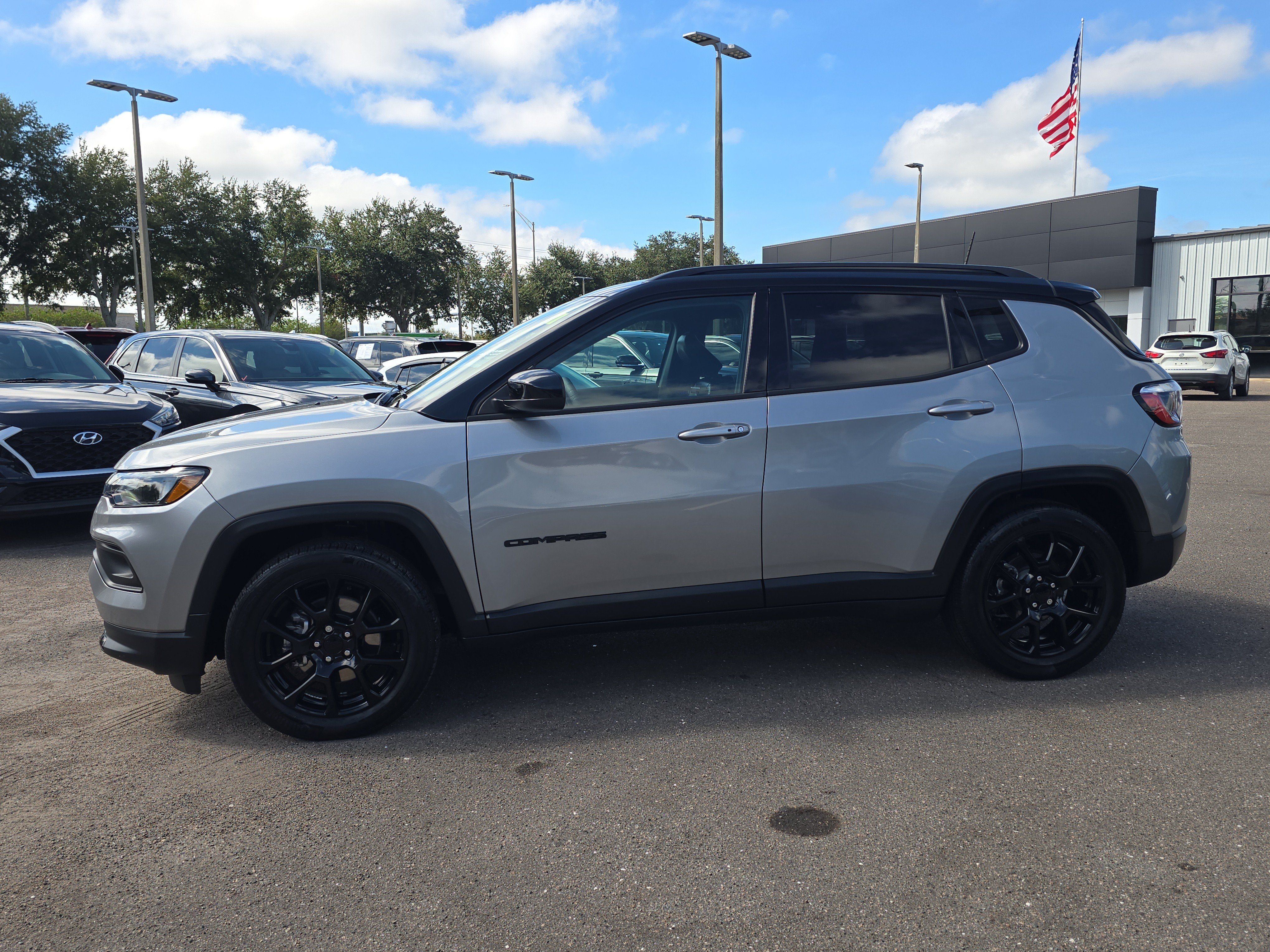 Used 2022 Jeep Compass Latitude FWD image 5
