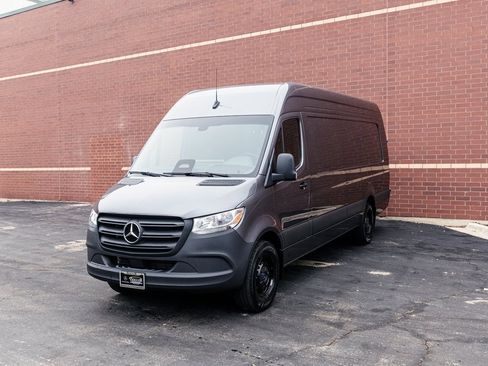 Used 2025 Mercedes-Benz Sprinter 2500 image 3