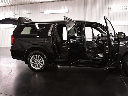 Used 2024 GMC Yukon XL SLT w/ SLT Luxury Package AWD/4WD image 33
