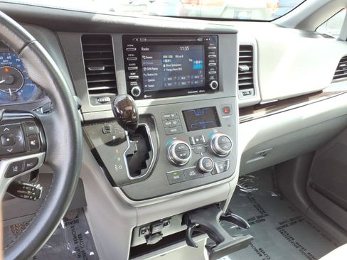 Certified 2020 Toyota Sienna XLE image 8