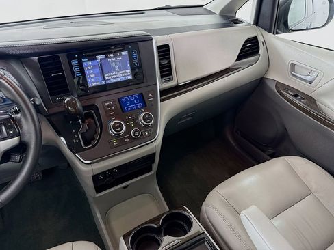 Certified 2017 Toyota Sienna XLE image 23