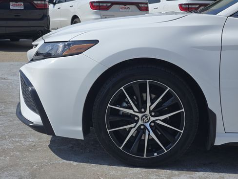Used 2022 Toyota Camry SE image 9