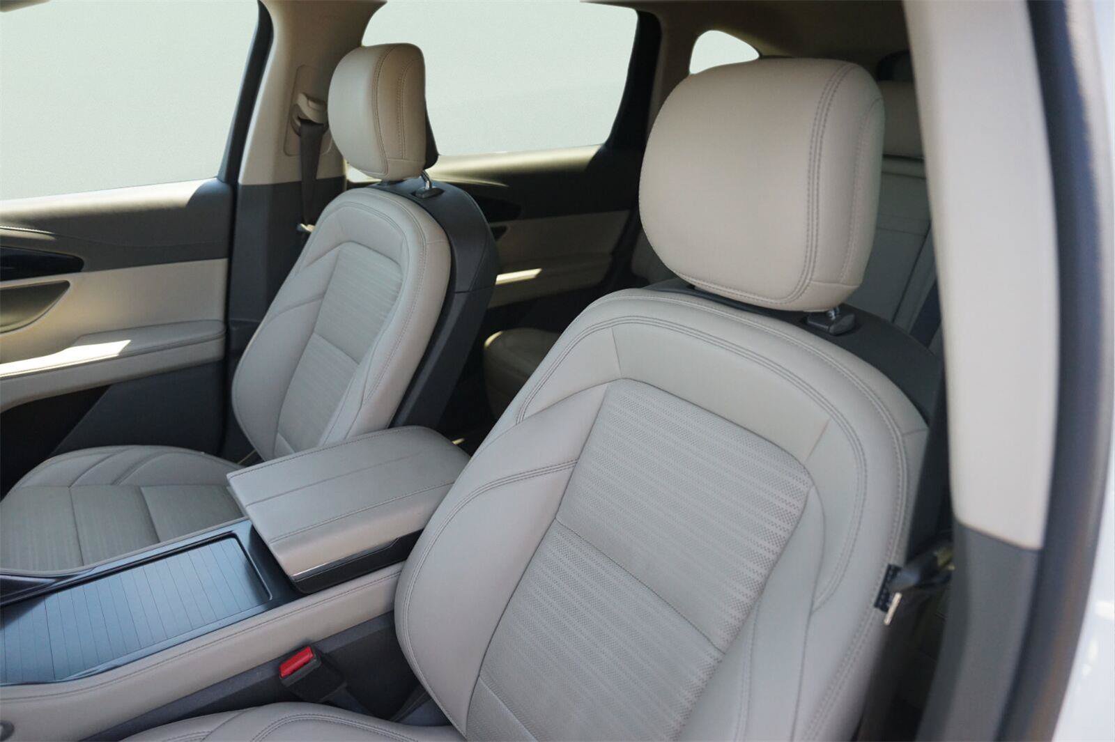 Used 2025 Lincoln Nautilus Reserve AWD/4WD image 10