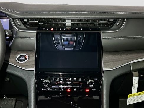 New 2025 Jeep Grand Cherokee Limited w/ Luxury Tech Group II image 9