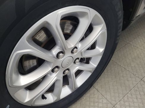 Used 2021 Jeep Grand Cherokee Laredo image 31