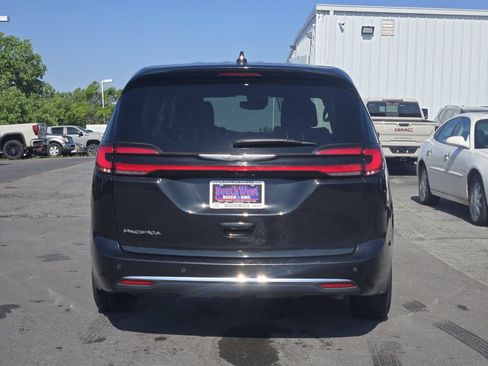 Used 2023 Chrysler Pacifica Touring-L FWD image 8