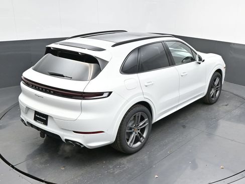 Certified 2025 Porsche Cayenne AWD/4WD image 33