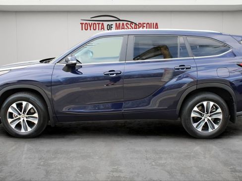 Used 2023 Toyota Highlander XLE AWD/4WD image 28