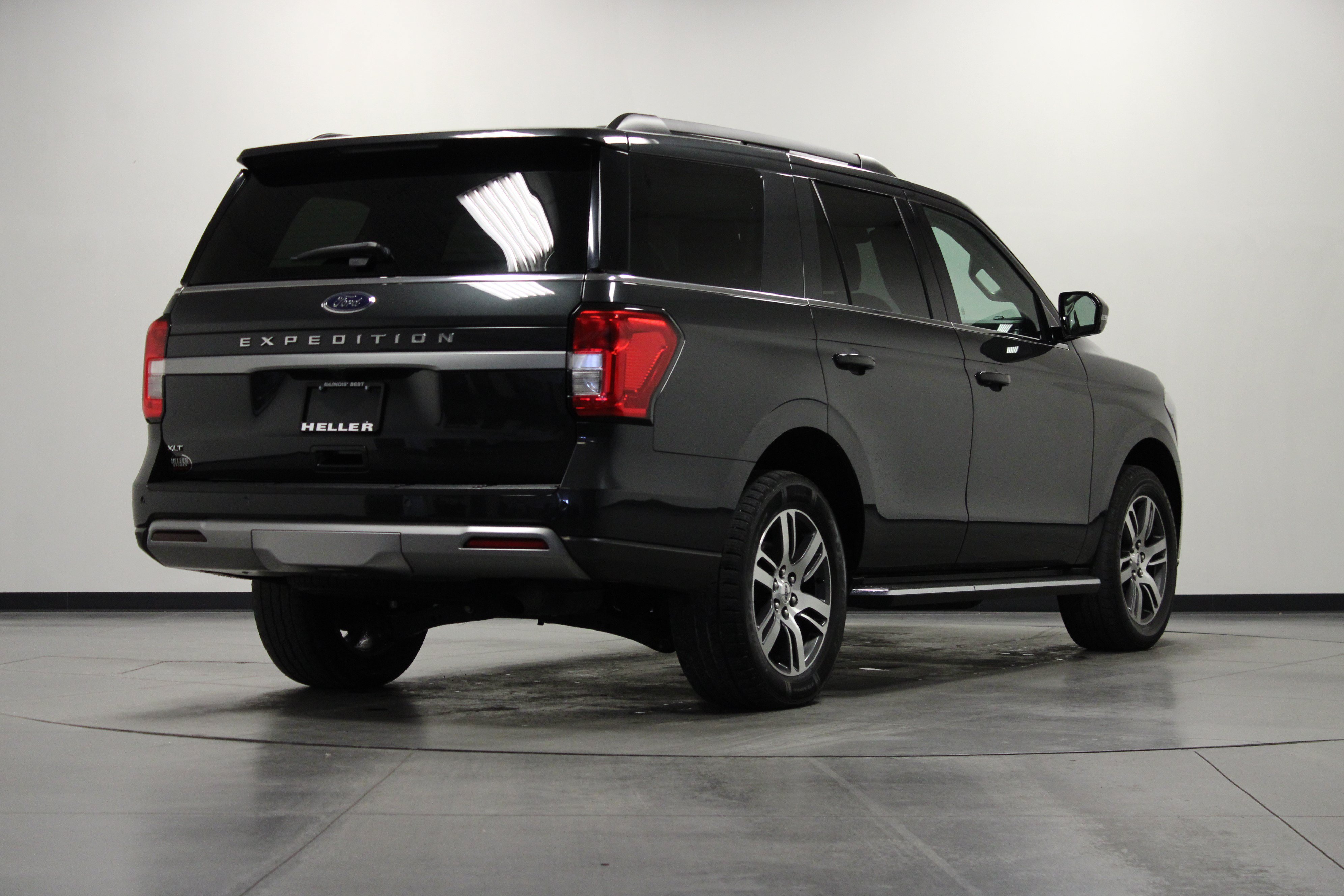 Used 2023 Ford Expedition XLT AWD/4WD image 4