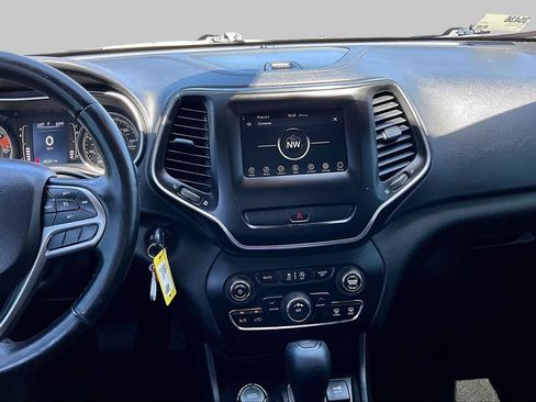 Used 2019 Jeep Cherokee Latitude w/ Cold Weather Group AWD/4WD image 6