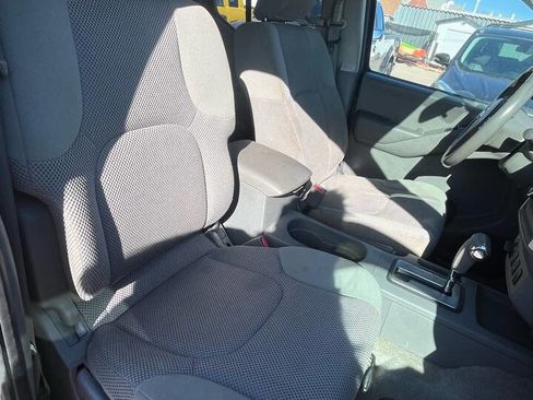 Used 2011 Nissan Frontier SV image 24