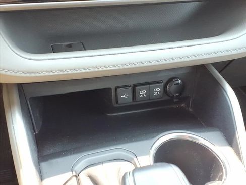 Used 2020 Toyota Highlander XLE AWD/4WD image 28
