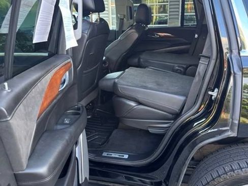 Used 2018 Cadillac Escalade Luxury AWD/4WD image 21