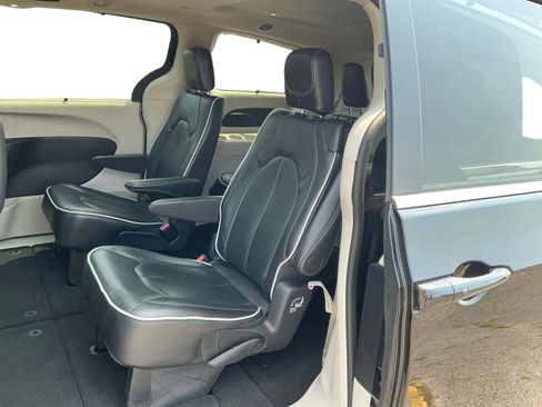 Used 2024 Chrysler Pacifica Limited FWD image 13