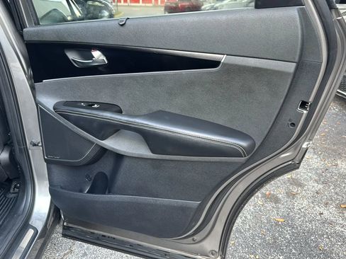 Used 2019 Kia Sorento SX image 32