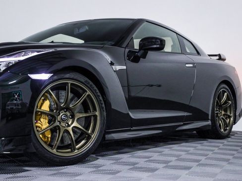 Used 2021 Nissan GT-R Premium image 13