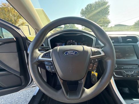 Used 2016 Ford Fusion SE FWD image 18