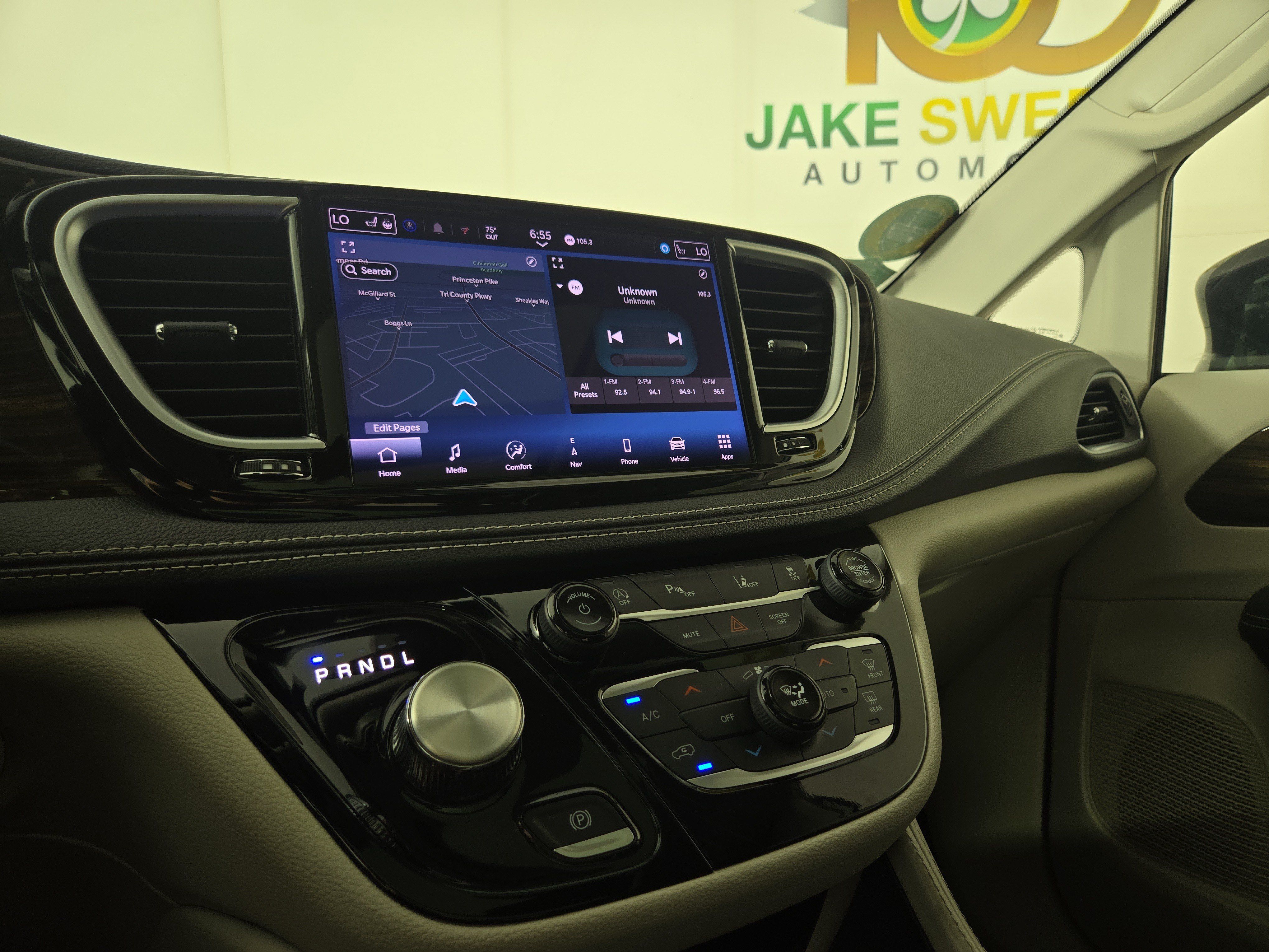 Used 2024 Chrysler Pacifica Limited FWD image 24
