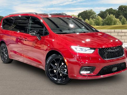 New 2026 Chrysler Pacifica Select image 2