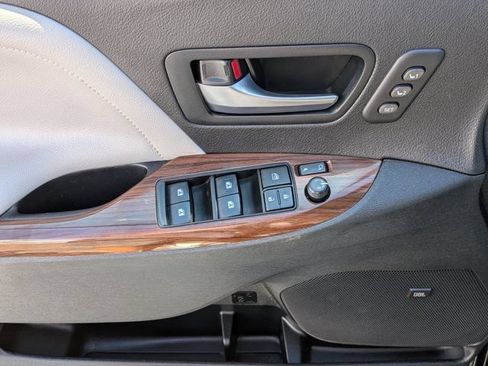 Used 2020 Toyota Sienna Limited w/ Carpet Mat Package FWD image 18