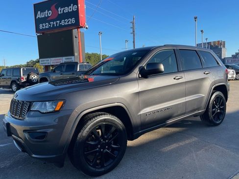 Used 2018 Jeep Grand Cherokee Altitude AWD/4WD image 4