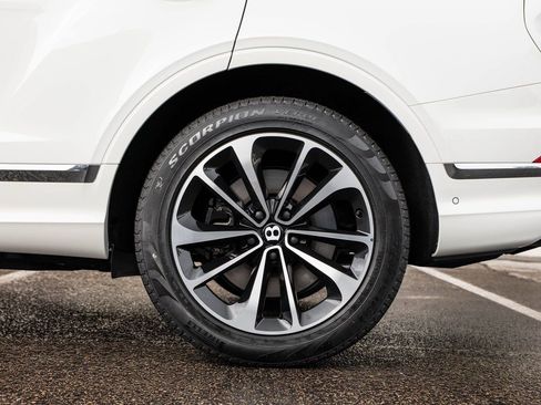 Used 2025 Bentley Bentayga image 38