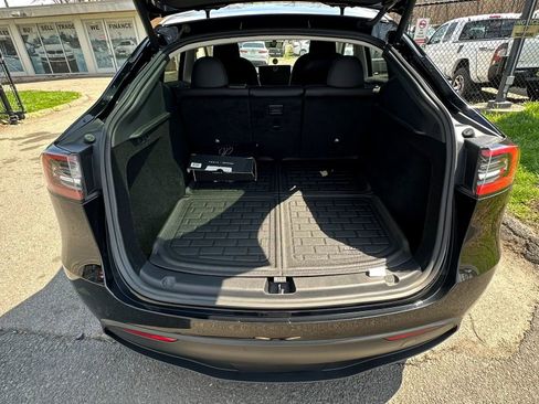 Used 2022 Tesla Model Y Long Range image 9